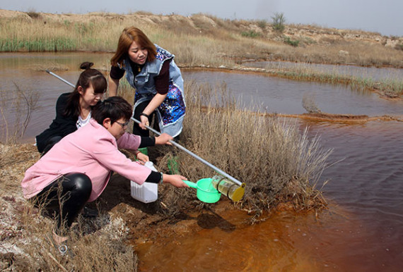 Staff members of the Dacheng county environmental protection bureau's monitoring station collect a water sample on Thursday from a polluted pit in Langfang, Hebei province.(Deng Jia/For China Daily) Staff members of the Dacheng county environmental protection bureau's monitoring station collect a water sample on Thursday from a polluted pit in Langfang, Hebei province.(Deng Jia/For China Daily)