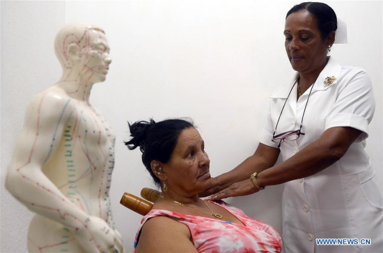 Image taken on March 2, 2017 shows a nurse applying a natural and traditional Chinese medicine treatment on a patient at the Camilo Cienfuegos primary care center in Havana, Cuba. (Xinhua/Joaquin Hernandez) Image taken on March 2, 2017 shows a nurse applying a natural and traditional Chinese medicine treatment on a patient at the Camilo Cienfuegos primary care center in Havana, Cuba. (Xinhua/Joaquin Hernandez)