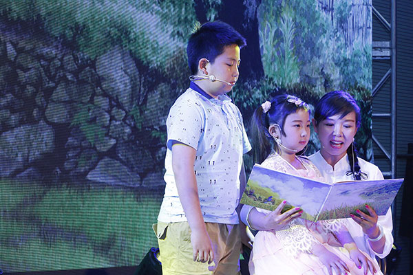 Readers deliver an excerpt from Dishes on Plate, a winner of a 2017 Wenjin Award, on Sunday.Zhang Yuwei / Xinhua Readers deliver an excerpt from Dishes on Plate, a winner of a 2017 Wenjin Award, on Sunday.Zhang Yuwei / Xinhua