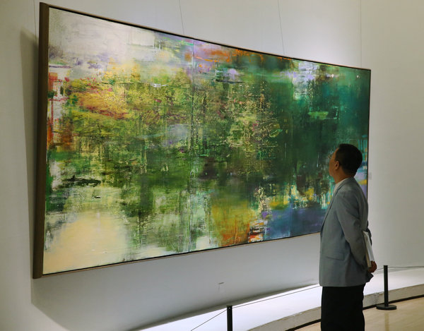 Wang Yancheng shows his abstract oil paintings at a solo exhibition at the National Art Museum of China.(Photo by Jiang Dong/China Daily) Wang Yancheng shows his abstract oil paintings at a solo exhibition at the National Art Museum of China.(Photo by Jiang Dong/China Daily)
