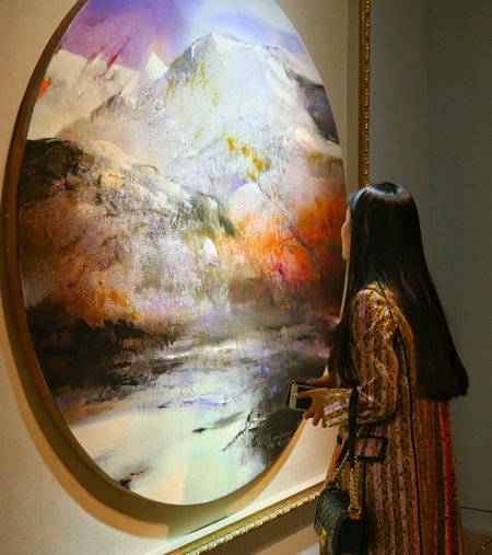 Wang Yancheng shows his abstract oil paintings at a solo exhibition at the National Art Museum of China.(Photo by Jiang Dong/China Daily) Wang Yancheng shows his abstract oil paintings at a solo exhibition at the National Art Museum of China.(Photo by Jiang Dong/China Daily)