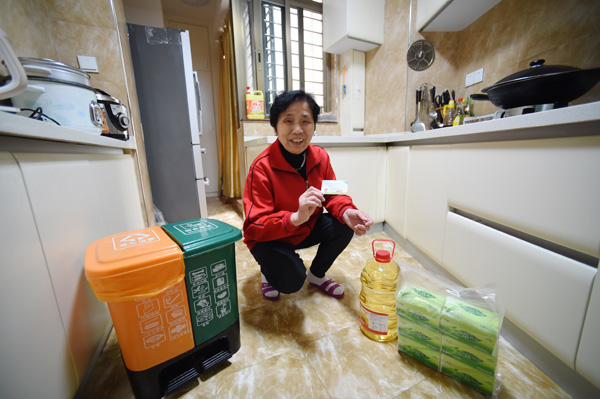 A resident of Xiamen, Fujian province, displays a credit coupon she received for sorting her household trash. The coupon can be exchanged for household items. (Photo/Xinhua) A resident of Xiamen, Fujian province, displays a credit coupon she received for sorting her household trash. The coupon can be exchanged for household items. (Photo/Xinhua)