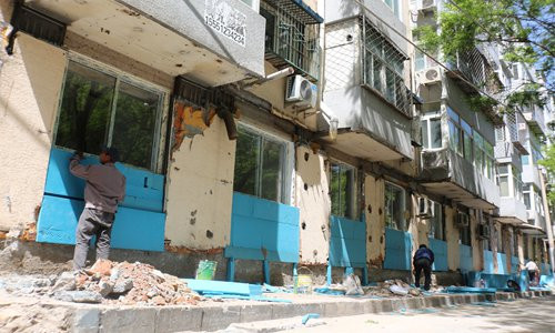 Construction workers erect walls to replace shop facades at the first floor of an apartment building on Tuanjiehu Road, Beijing on Monday, part of a local government crackdown on illegal construction. (Photo: Liu Caiyu/GT) Construction workers erect walls to replace shop facades at the first floor of an apartment building on Tuanjiehu Road, Beijing on Monday, part of a local government crackdown on illegal construction. (Photo: Liu Caiyu/GT)