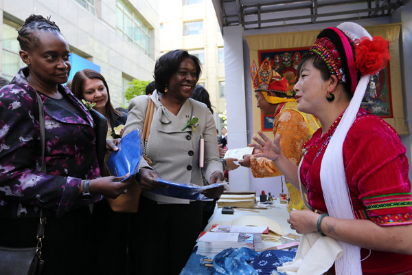 Fabric artist Duan Yinkai (right), master of traditional batik techniques in Yunnan province, speaks to foreign guests who attended a meeting in Beijing on China's poverty alleviation efforts on Thursday. (Photo by Wang Zhuangfei / China Daily) Fabric artist Duan Yinkai (right), master of traditional batik techniques in Yunnan province, speaks to foreign guests who attended a meeting in Beijing on China's poverty alleviation efforts on Thursday. (Photo by Wang Zhuangfei / China Daily)