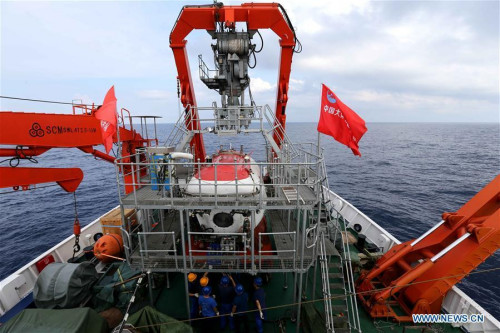 Staff make preparation for the submersible Jiaolong to conduct dive onboard ship Xiangyanghong 09 in the South China Sea, south China, April 25, 2017. (Xinhua/Liu Shiping) Staff make preparation for the submersible Jiaolong to conduct dive onboard ship Xiangyanghong 09 in the South China Sea, south China, April 25, 2017. (Xinhua/Liu Shiping)