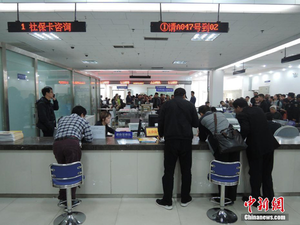 People at a social insurance service hall in Zhengzhou, Central China's Henan province, on Monday. (Photo/Chinanews.com) People at a social insurance service hall in Zhengzhou, Central China's Henan province, on Monday. (Photo/Chinanews.com)