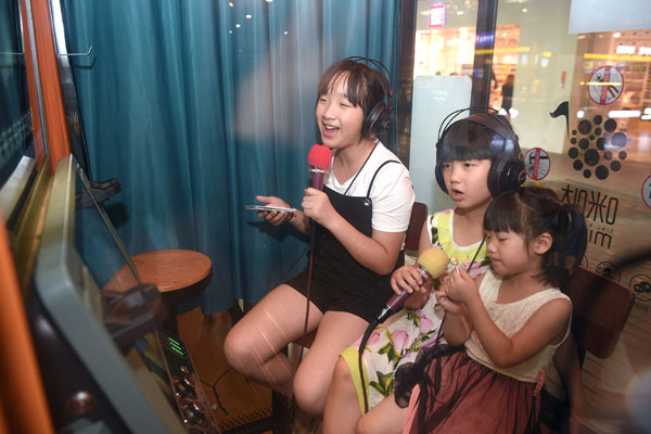 Customers sing at the mini karaoke booths in the basement of the Tianfu Square in Chengdu, capital of Sichuan province. There are four such mini booths here. It will cost 80 yuan ($11.6) for an hour of singing. (Photo by Hao Fei/For China Daily) Customers sing at the mini karaoke booths in the basement of the Tianfu Square in Chengdu, capital of Sichuan province. There are four such mini booths here. It will cost 80 yuan ($11.6) for an hour of singing. (Photo by Hao Fei/For China Daily)