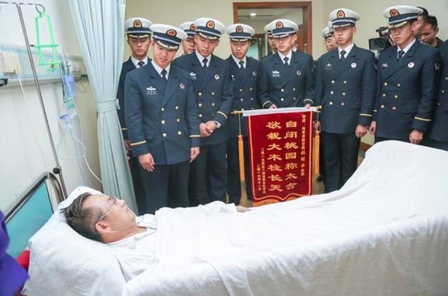 Students visit Zhang Jiguo, a high-profile professor at People's Liberation Army Naval Submarine Academy, in hospital. (Photo provided to chinadaily.com.cn) Students visit Zhang Jiguo, a high-profile professor at People's Liberation Army Naval Submarine Academy, in hospital. (Photo provided to chinadaily.com.cn)