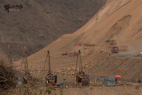Workers construct the Jiasajiang Level 1 Hydropower Station on the Red River bordering Shuangbai and Xinping counties in Yunnan Province. (Photo/Wild China Film) Workers construct the Jiasajiang Level 1 Hydropower Station on the Red River bordering Shuangbai and Xinping counties in Yunnan Province. (Photo/Wild China Film)