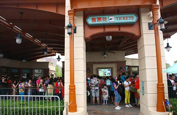 Visitors line up to buy tickets for Shanghai Disney Resort.Zhang Peijian / For China Daily Visitors line up to buy tickets for Shanghai Disney Resort.Zhang Peijian / For China Daily