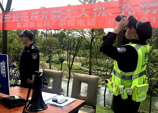 Police officers monitor the sky for drones that might interfere with aircraft at a checkpoint near Chengdu Shuangliu International Airport, in Chengdu, Sichuan province, on Saturday.Li Zhi / For China Daily Police officers monitor the sky for drones that might interfere with aircraft at a checkpoint near Chengdu Shuangliu International Airport, in Chengdu, Sichuan province, on Saturday.Li Zhi / For China Daily