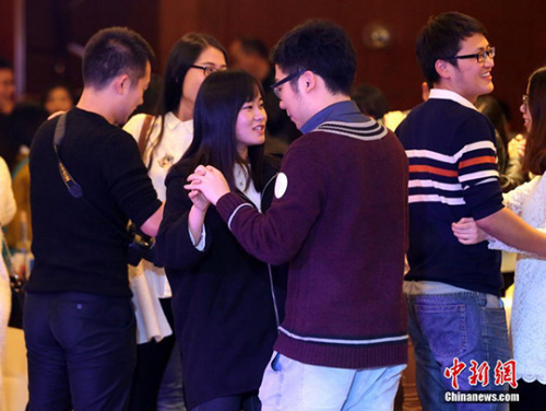Single men and women participate in a party. (File photo: China News Service/Zhang Chang) Single men and women participate in a party. (File photo: China News Service/Zhang Chang)