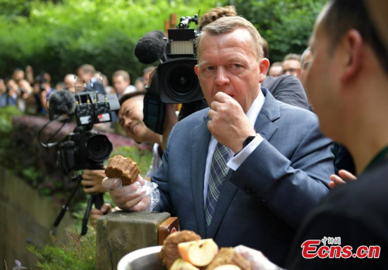 Danish Prime Minister Lars Loekke Rasmussen samples a snack before feeding a giant panda at the Chengdu Research Base for Giant Panda Breeding in Chengdu City, the capital of Southwest China’s Sichuan Province, May 2, 2017. Loekke Rasmussen is making his first visit to China since becoming prime minister. (Photo: China News Service/Liu Zhongjun) Danish Prime Minister Lars Loekke Rasmussen samples a snack before feeding a giant panda at the Chengdu Research Base for Giant Panda Breeding in Chengdu City, the capital of Southwest China’s Sichuan Province, May 2, 2017. Loekke Rasmussen is making his first visit to China since becoming prime minister. (Photo: China News Service/Liu Zhongjun)