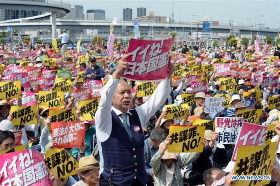 Citizens attend a protest against Japanese Prime Minister Shinzo Abe's attempts to amend the nation's pacifist Constitution in Tokyo, Japan, on May 3, 2017. (Xinhua/Ma Ping) Citizens attend a protest against Japanese Prime Minister Shinzo Abe's attempts to amend the nation's pacifist Constitution in Tokyo, Japan, on May 3, 2017. (Xinhua/Ma Ping)