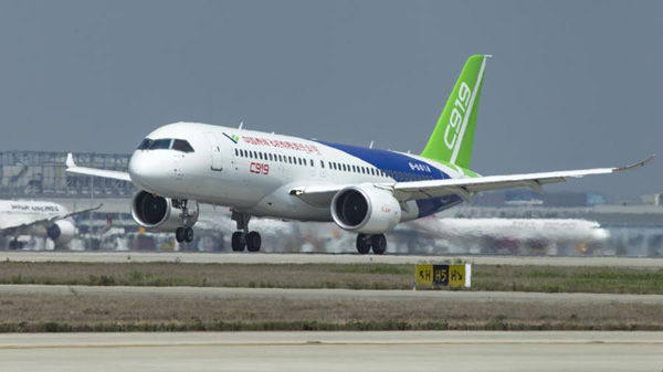 The C919 is in a test gliding at the Shanghai Pudong International Airport on April 23, 2017. (Photo/Xinhua) The C919 is in a test gliding at the Shanghai Pudong International Airport on April 23, 2017. (Photo/Xinhua)