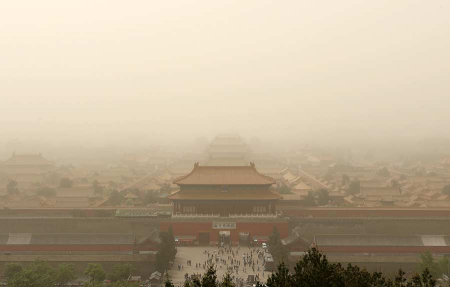 A heavy sandstorm engulfs Beijing, with the air pollution reaching the hazardous level. (Photo/China Daily) A heavy sandstorm engulfs Beijing, with the air pollution reaching the hazardous level. (Photo/China Daily)