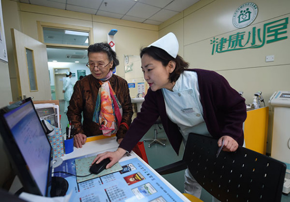 A patient is given her physical checkup results at a community medical service center in Beijing in April, after a comprehensive medical reform started in the capital.(Wang Xin/For China Daily) A patient is given her physical checkup results at a community medical service center in Beijing in April, after a comprehensive medical reform started in the capital.(Wang Xin/For China Daily)