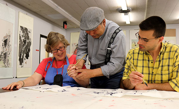 Liu Shuling, a Chinese artist (center), teaches Western Kentucky University faculty Carol Watwood and Daniel Peach how to hold a brush after lecturing at the university's Confucius Institute in Bowling Green on Wednesday.(Zhao Huanxin/China Daily) Liu Shuling, a Chinese artist (center), teaches Western Kentucky University faculty Carol Watwood and Daniel Peach how to hold a brush after lecturing at the university's Confucius Institute in Bowling Green on Wednesday.(Zhao Huanxin/China Daily)