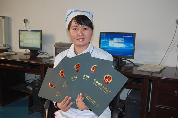 Ge Zhihong holds her certificates of patent at her office. (Zhang Yu/chinadaily.com.cn) Ge Zhihong holds her certificates of patent at her office. (Zhang Yu/chinadaily.com.cn)