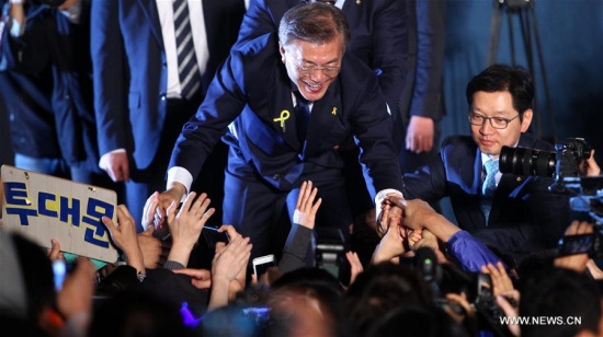 Moon Jae-in (C) of the liberal Minjoo Party greets his supporters during a celebration event in Seoul, South Korea, on May 9, 2017. (Xinhua/Yao Qilin) Moon Jae-in (C) of the liberal Minjoo Party greets his supporters during a celebration event in Seoul, South Korea, on May 9, 2017. (Xinhua/Yao Qilin)