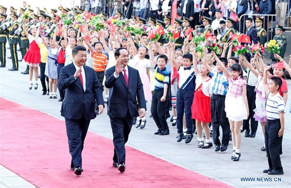 Chinese President Xi Jinping (L) holds a welcome ceremony for Vietnamese President Tran Dai Quang before their talks in Beijing, capital of China, May 11, 2017. (Xinhua/Ju Peng) Chinese President Xi Jinping (L) holds a welcome ceremony for Vietnamese President Tran Dai Quang before their talks in Beijing, capital of China, May 11, 2017. (Xinhua/Ju Peng)