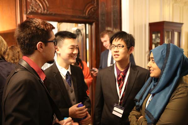 Gu Yunxiang (second left) and Chen Yixian (second right) talk to other contestors during the break. (Phloto/chinadaily.com.cn) Gu Yunxiang (second left) and Chen Yixian (second right) talk to other contestors during the break. (Phloto/chinadaily.com.cn)