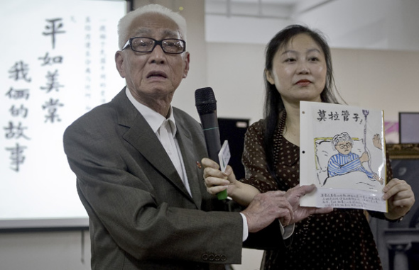 Rao Pingru (left) displays one of his drawings during a book promotion for Our Story, an artistic memoir for his late wife. (Photo by SUN ZHAN/CHINA DAILY) Rao Pingru (left) displays one of his drawings during a book promotion for Our Story, an artistic memoir for his late wife. (Photo by SUN ZHAN/CHINA DAILY)