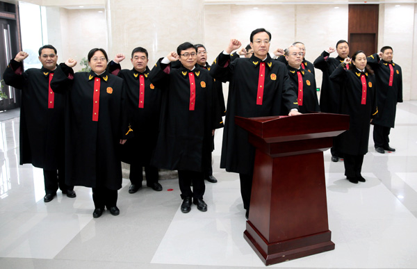 Judges at the Supreme People's Court's Sixth Circuit Court in Xi'an, Shaanxi province, swear an oath of allegiance. (Photo/Xinhua) Judges at the Supreme People's Court's Sixth Circuit Court in Xi'an, Shaanxi province, swear an oath of allegiance. (Photo/Xinhua)