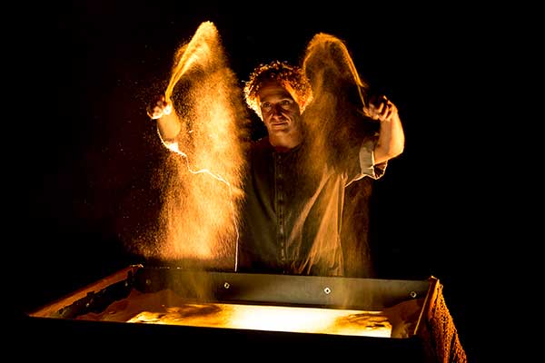 Spanish painter Borja Gonzalez will work with his band to perform Dreams of Sand, a show that combines sand art, live music, big-sized puppets and speed painting in Beijing.(Photo provided to China Daily) Spanish painter Borja Gonzalez will work with his band to perform Dreams of Sand, a show that combines sand art, live music, big-sized puppets and speed painting in Beijing.(Photo provided to China Daily)