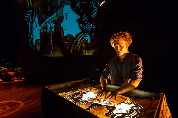Spanish painter Borja Gonzalez will work with his band to perform Dreams of Sand, a show that combines sand art, live music, big-sized puppets and speed painting in Beijing. (Photo provided to China Daily) Spanish painter Borja Gonzalez will work with his band to perform Dreams of Sand, a show that combines sand art, live music, big-sized puppets and speed painting in Beijing. (Photo provided to China Daily)