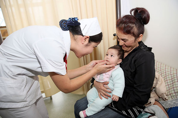 A nurse from the Hospital of Xinjiang Traditional Uyghur Medicine, attends to a mother from Uzbekistan, along with her daughter, who was born in the facility in Urumqi, capital of the Xinjiang Uygur autonomous region.(Photo/Xinhua) A nurse from the Hospital of Xinjiang Traditional Uyghur Medicine, attends to a mother from Uzbekistan, along with her daughter, who was born in the facility in Urumqi, capital of the Xinjiang Uygur autonomous region.(Photo/Xinhua)