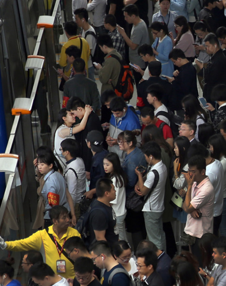 Commuters gather at Xi'erqi Station on Subway Line 13. (Photo By Zou Hong/China Daily) Commuters gather at Xi'erqi Station on Subway Line 13. (Photo By Zou Hong/China Daily)