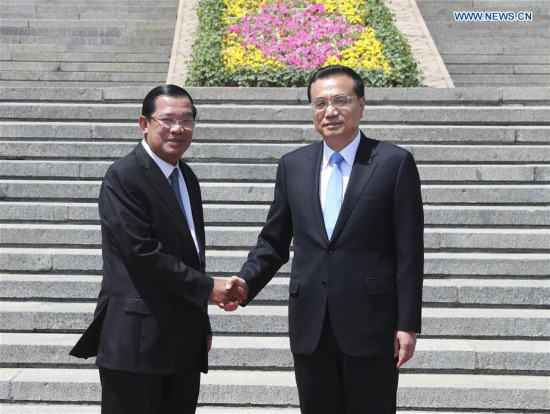 Chinese Premier Li Keqiang (R) holds a welcome ceremony for Cambodian Prime Minister Hun Sen before their talks at the Great Hall of the People in Beijing, capital of China, May 16, 2017. (Xinhua/Pang Xinglei) Chinese Premier Li Keqiang (R) holds a welcome ceremony for Cambodian Prime Minister Hun Sen before their talks at the Great Hall of the People in Beijing, capital of China, May 16, 2017. (Xinhua/Pang Xinglei)