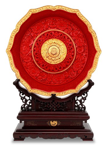 A carved lacquer plate (Photo/Beijing Evening News) A carved lacquer plate (Photo/Beijing Evening News)