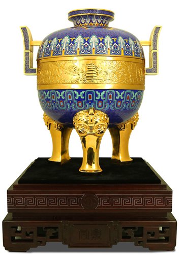 A cloisonné container shaped like an ancient food vessel known as a ding (Photo/Beijing Evening News) A cloisonné container shaped like an ancient food vessel known as a ding (Photo/Beijing Evening News)