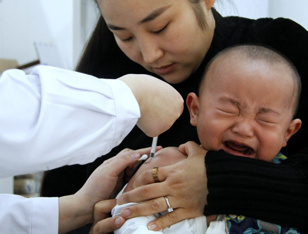 A child receives EV 71 vaccine for hand, foot and mouth disease in Huaibei, Anhui province, in January. (Photo by Li Chunhui / China News Service) A child receives EV 71 vaccine for hand, foot and mouth disease in Huaibei, Anhui province, in January. (Photo by Li Chunhui / China News Service)