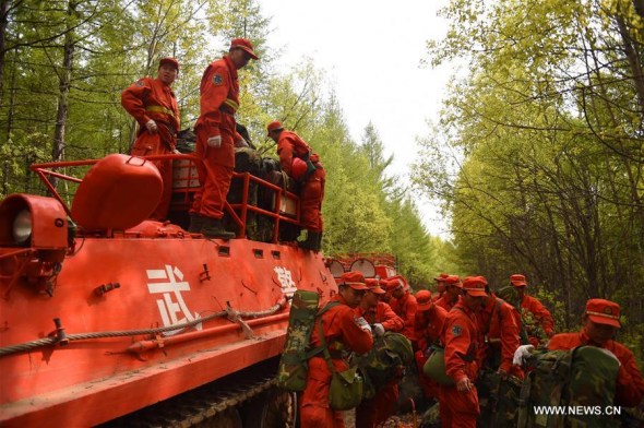 Forest police convey equipment from an armored vehicle in Chenbaerhu Banner, Hulunbuir City, north China's Inner Mongolia Autonomous Region, May 20, 2017. The forest fire that broke out Wednesday in China's Inner Mongolia Autonomous Region has been brought under control, authorities said Saturday. (Xinhua/Deng Hua) Forest police convey equipment from an armored vehicle in Chenbaerhu Banner, Hulunbuir City, north China's Inner Mongolia Autonomous Region, May 20, 2017. The forest fire that broke out Wednesday in China's Inner Mongolia Autonomous Region has been brought under control, authorities said Saturday. (Xinhua/Deng Hua)