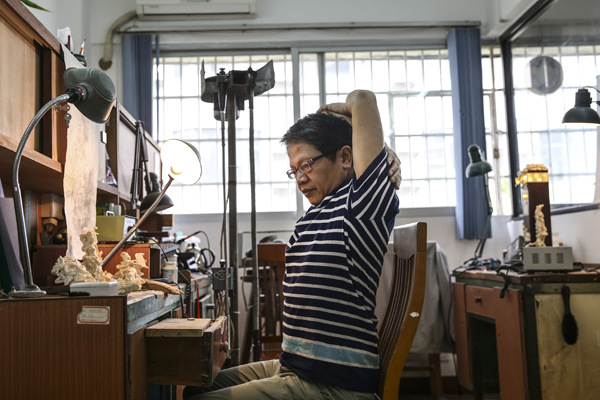 A member of staff at work at the Guangzhou Daxin Ivory Carving Factory. (Photo by Zou Hong/China Daily) A member of staff at work at the Guangzhou Daxin Ivory Carving Factory. (Photo by Zou Hong/China Daily)