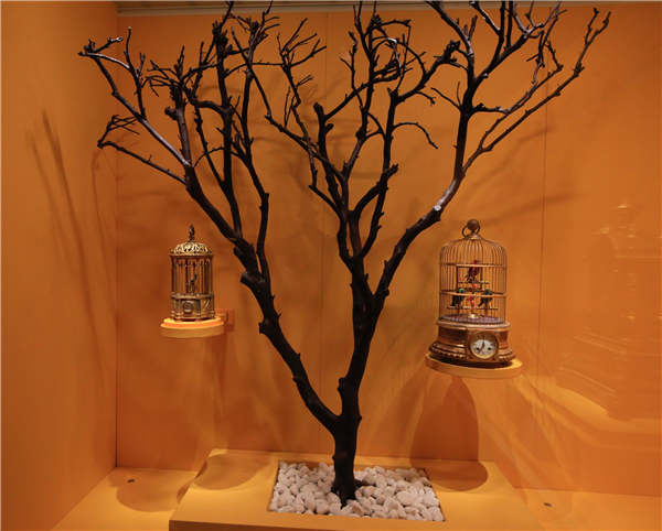 The ongoing exhibition at Kulangsu gallery in Xiamen, the Palace Museum's first satellite gallery, showcases many artifacts ranging from antique clocks and scientific instruments to enamel pieces and porcelain. The ongoing exhibition at Kulangsu gallery in Xiamen, the Palace Museum's first satellite gallery, showcases many artifacts ranging from antique clocks and scientific instruments to enamel pieces and porcelain.