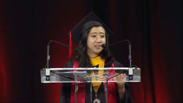 University of Maryland graduate Yang Shuping delivers a speech during the graduation ceremony on May 21, 2017. Her speech has drawn widespread criticism. (Photo/weibo) University of Maryland graduate Yang Shuping delivers a speech during the graduation ceremony on May 21, 2017. Her speech has drawn widespread criticism. (Photo/weibo)