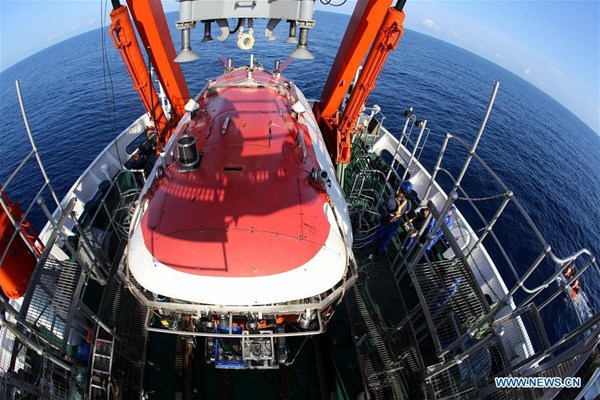 <i>Jiaolong</i>, China's manned submersible, is about to dive into the South China Sea, May 10, 2017. (Photo/Xinhua) <i>Jiaolong</i>, China's manned submersible, is about to dive into the South China Sea, May 10, 2017. (Photo/Xinhua)