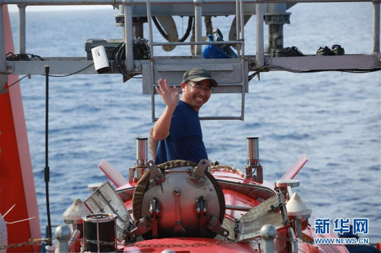 Liu Shiping waves as he walks out of submersible Jiaolong on May 23, 2017. (Xinhua/Guo Songjiao) Liu Shiping waves as he walks out of submersible Jiaolong on May 23, 2017. (Xinhua/Guo Songjiao)