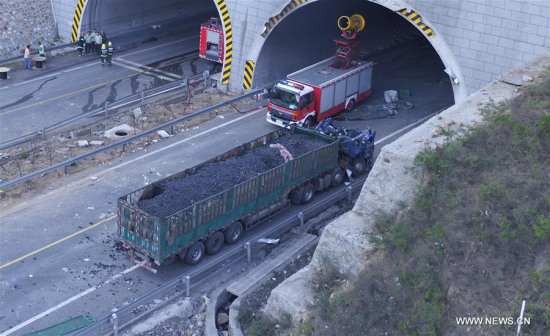 Rescuers clean the accident site of a truck collision and explosion on the highway linking cities of Zhangjiakou and Shijiazhuang in Laiyuan, north China's Hebei Province, May 23, 2017. (Xinhua/Zhu Xudong) Rescuers clean the accident site of a truck collision and explosion on the highway linking cities of Zhangjiakou and Shijiazhuang in Laiyuan, north China's Hebei Province, May 23, 2017. (Xinhua/Zhu Xudong)