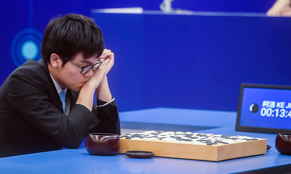 Ke Jie, the world's top human Go player, loses a game on Tuesday to the artificial intelligence program AlphaGo. XU YU / XINHUA Ke Jie, the world's top human Go player, loses a game on Tuesday to the artificial intelligence program AlphaGo. XU YU / XINHUA