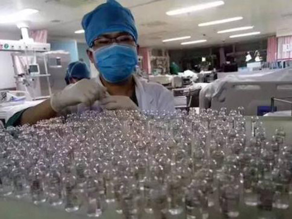 A medical worker at the First Affiliated Hospital of Shantou University Medical College opens a glass vial of atropine to save a poisoned patient in the early hours of May 19, 2017. (Photo from the Web) A medical worker at the First Affiliated Hospital of Shantou University Medical College opens a glass vial of atropine to save a poisoned patient in the early hours of May 19, 2017. (Photo from the Web)