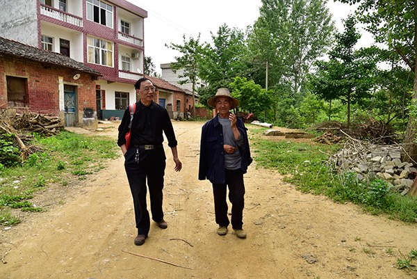 Liu Zhengrong (left) visits a villager in Hongxing in Huanggang, Hubei province. WU YAN/CHINA DAILY Liu Zhengrong (left) visits a villager in Hongxing in Huanggang, Hubei province. WU YAN/CHINA DAILY