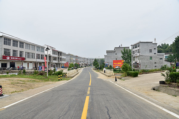 Concrete roads have connected Hongxing with the outside world. WU YAN/CHINA DAILY Concrete roads have connected Hongxing with the outside world. WU YAN/CHINA DAILY
