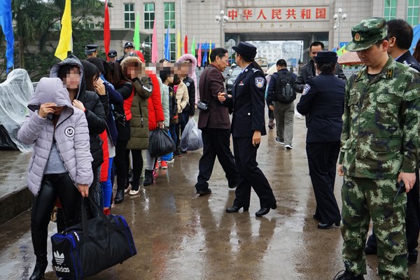 Abducted Vietnamese women prepare to return home at Dongxing port, Guangxi Zhuang autonomous region, on the China-Vietnam border. (Photo by Huang Jun/China Daily) Abducted Vietnamese women prepare to return home at Dongxing port, Guangxi Zhuang autonomous region, on the China-Vietnam border. (Photo by Huang Jun/China Daily)