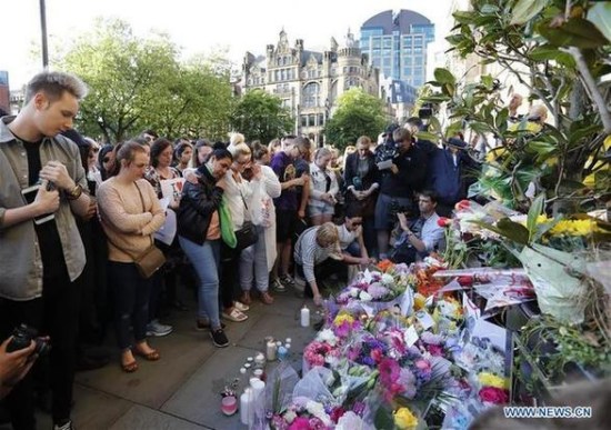 People attend a candlelit vigil to mourn the victims of Manchester terror attack at Albert Square in Manchester, Britain on May 23, 2017. (Xinhua/Han Yan) People attend a candlelit vigil to mourn the victims of Manchester terror attack at Albert Square in Manchester, Britain on May 23, 2017. (Xinhua/Han Yan)