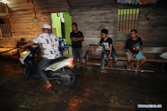 People stay outside their houses after a powerful under earth quake of 6.6 magnitude jolted Indonesia's Central Sulawesi, on May 29, 2017, according to the local meteorology and geophysics agency.(Xinhua/Opan Busan) People stay outside their houses after a powerful under earth quake of 6.6 magnitude jolted Indonesia's Central Sulawesi, on May 29, 2017, according to the local meteorology and geophysics agency.(Xinhua/Opan Busan)